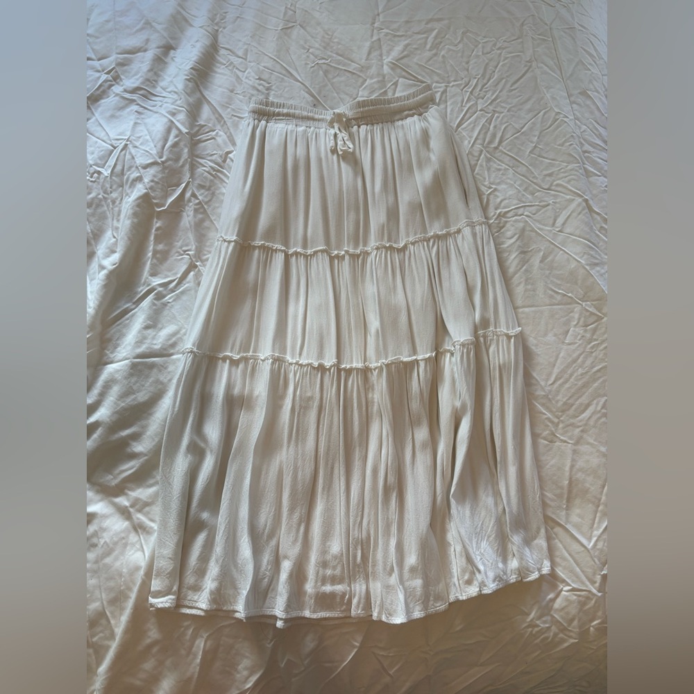 Flowy white tiered midi skirt